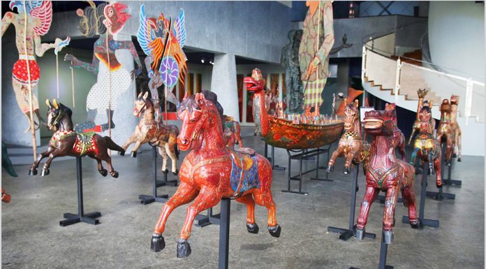 Wayang-wayang yang Mencarang dari Tubuh Patung