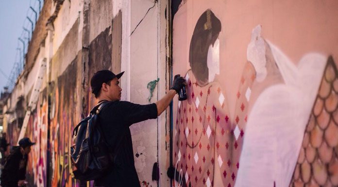 Street Stage 2017, Dialog Seni yang Lebih Membumi Salah satu street artist sedang berkarya di tembok Jalan Jend. Sudirman di seberang Roemah Seni Sarasvati