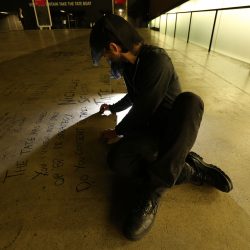 3 Penampil dari Liberate Tate mengerjakan tulisannya dalam gelap setelah museum Tate Modern tutup