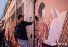 Salah satu street artist sedang berkarya di tembok Jalan Jend. Sudirman di seberang Roemah Seni Sarasvati